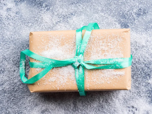Confezione regalo con nastro verde e neve — Foto Stock