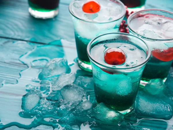 Short alcohol green drinks with cherry — Stock Photo, Image