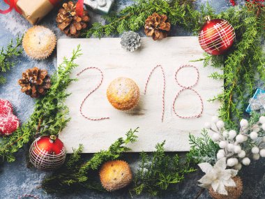 Mutlu yeni yıl arka plan ile yazılı 2018