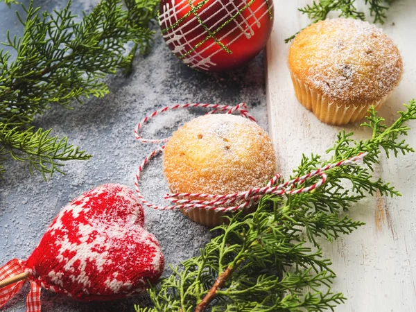 Weihnachten Muffins mit Puderzucker backen — Stockfoto