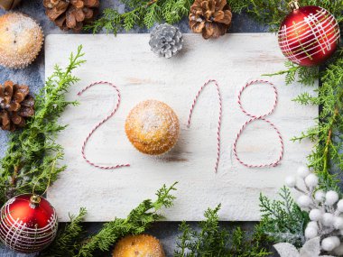 Mutlu yeni yıl arka plan ile yazılı 2018