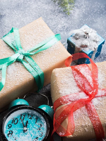 Weihnachtsgeschenke mit Bändern und Schnee. Uhr — Stockfoto