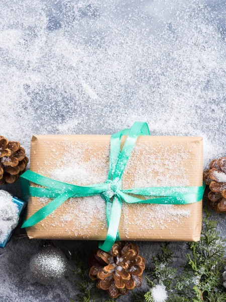 De gift van Kerstmis Nieuwjaar met lint en sneeuw — Stockfoto