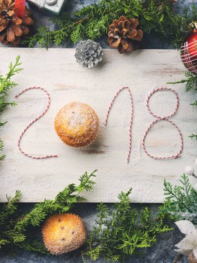 Mutlu yeni yıl arka plan ile yazılı 2018