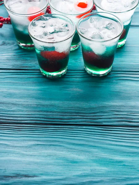 Short alcohol green drinks with cherry — Stock Photo, Image