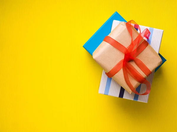 Geschenkboxen stapeln sich auf gelbem Hintergrund — Stockfoto