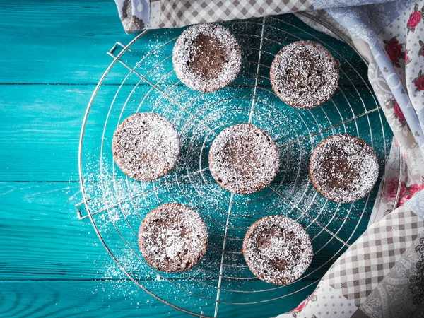 Chocolade winter muffins met poedersuiker — Stockfoto