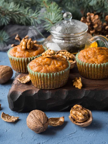 Χειμώνα καρότο πικάντικο muffins με καρύδια — Φωτογραφία Αρχείου