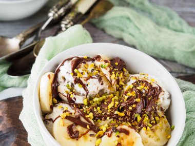 Vanilyalı dondurma ile servis kasesine çikolata