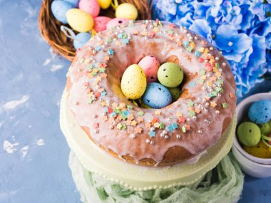 Paskalya tatlı pasta şeker buzlanma ve tatil dekorasyonu ile
