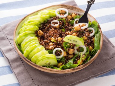 Quinoa salata kasesi ile salatalık, nohut