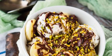 Vanilyalı dondurma ile servis kasesine çikolata