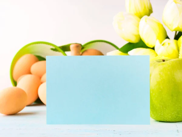 Feliz Pascua pastel verde amarillo fondo huevos tulipanes tarjeta — Foto de Stock