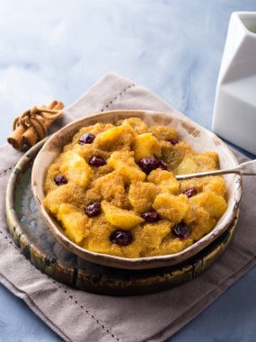 Elma ve tarçın ile solmayan çiçek yulaf lapası