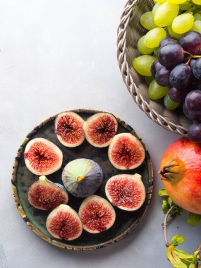 Yemek mor incir, üzüm ve nar