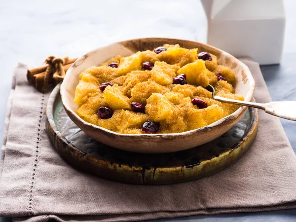 Elma ve tarçın ile solmayan çiçek yulaf lapası