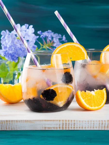 喝黑莓和橙, 冰 — 图库照片