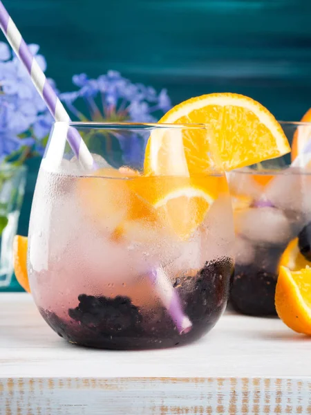 Getränk mit Brombeeren und Orange, Eis — Stockfoto