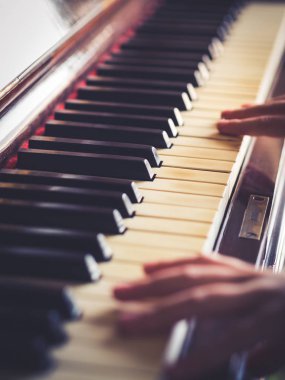 Vintage piyano tuşları ve elleri oynama