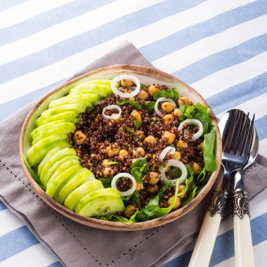 Quinoa salata kasesi ile salatalık, nohut
