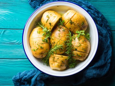 Çiğ patates otlar ile pişirmek