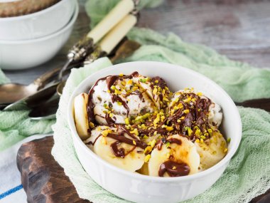 Vanilyalı dondurma ile servis kasesine çikolata