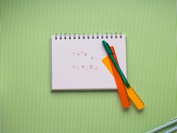Fehér notebook zöld. Vissza az iskolába — Stock Fotó