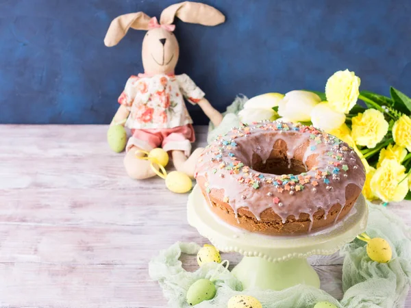 Pastel de Pascua con azúcar glaseado decoraciones huevos conejito — Foto de Stock