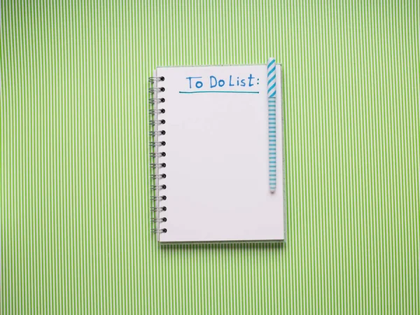 Άσπρο σημειωματάριο στο πράσινο. Να κάνετε τον κατάλογο — Φωτογραφία Αρχείου