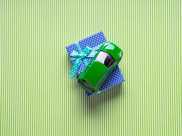 Mavi hediye kutusu ve bir oyuncak araba — Stok fotoğraf