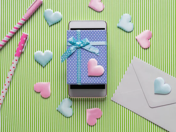 Смартфон, сердечка та пастельна подарункова коробка — стокове фото