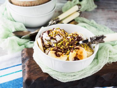 Vanilyalı dondurma ile servis kasesine çikolata