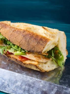 İtalyan ekmeği ile tavuk burger