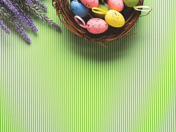 Fundo de Páscoa com cesta de ovos decorativos — Fotografia de Stock