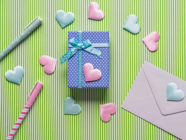 Синя подарункова коробка, серця та конверт — стокове фото