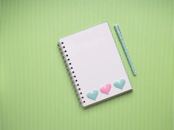 Witte notebook met hart op groen — Stockfoto