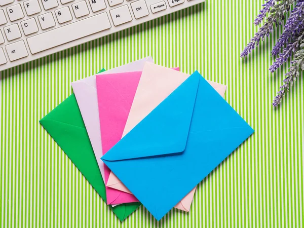 Groene achtergrond met toetsenbord, enveloppen, bloemen Rechtenvrije Stockfoto's