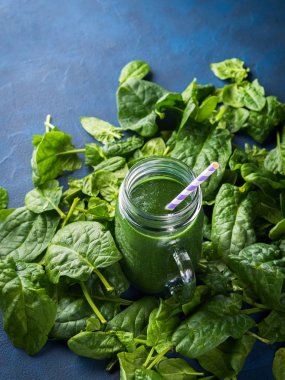 Yeşil ıspanak spirulina yüzlü mason kavanoza