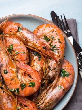 Pastel arka plan üzerinde ızgara karides