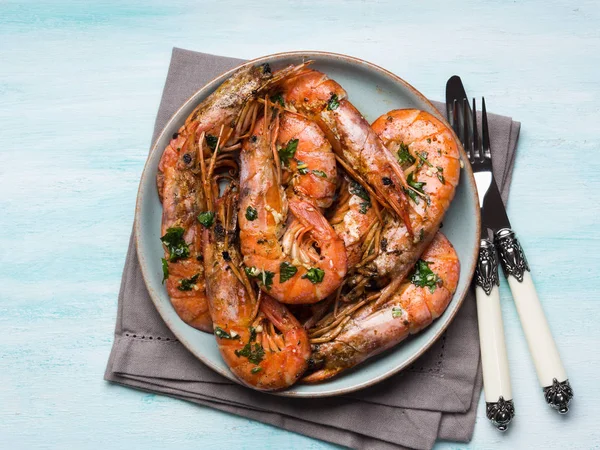 Camarones a la parrilla sobre fondo pastel — Foto de Stock