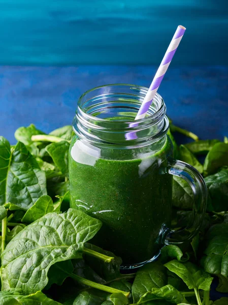 Grüner Spinat Spirulina Smoothie im Einmachglas — Stockfoto