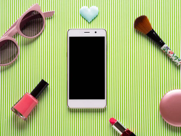 Ekranu smartfon i makijaż — Zdjęcie stockowe