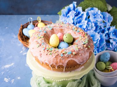 Paskalya tatlı pasta şeker buzlanma ve tatil dekorasyonu ile