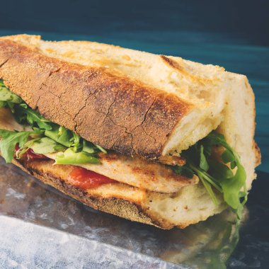 İtalyan ekmeği ile tavuk burger