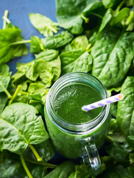 Grüner Spinat Spirulina Smoothie im Einmachglas — Stockfoto