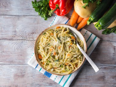 Sebze sos pişmiş spagetti