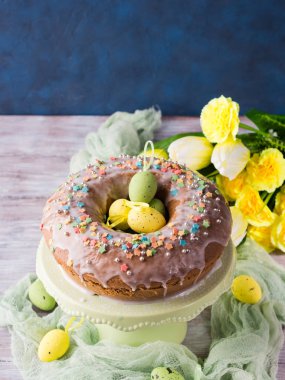 Krema, şeker ve yumurta Paskalya kek