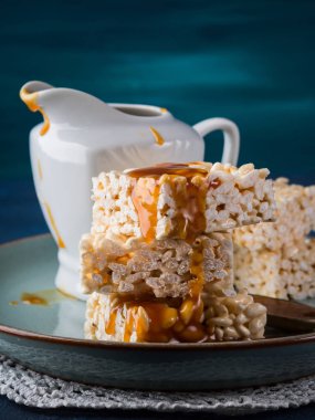 Tatlı pirinç çubuklar karamel ile kabarık