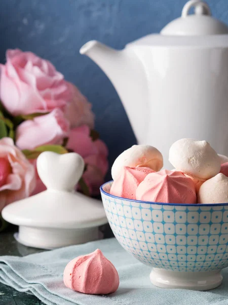 Merengues rosados y blancos en cuenco y flores — Foto de Stock