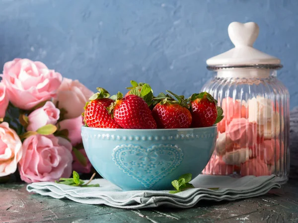 Fresas en tazón con corazón y merengues — Foto de Stock